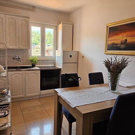 Apartment With Swimming Pool Jelsa  Exterior foto