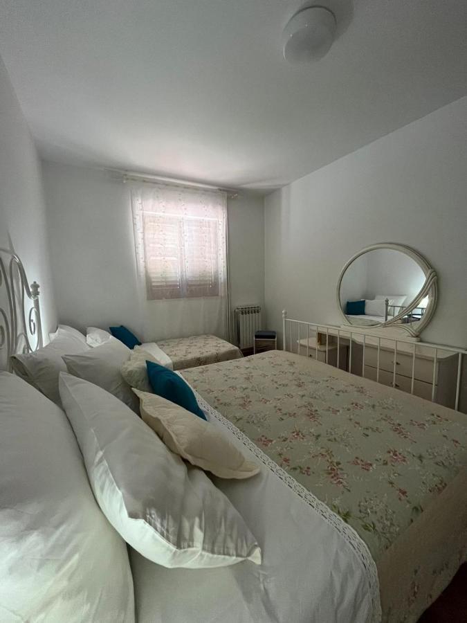 Apartment With Swimming Pool Jelsa  Exterior foto