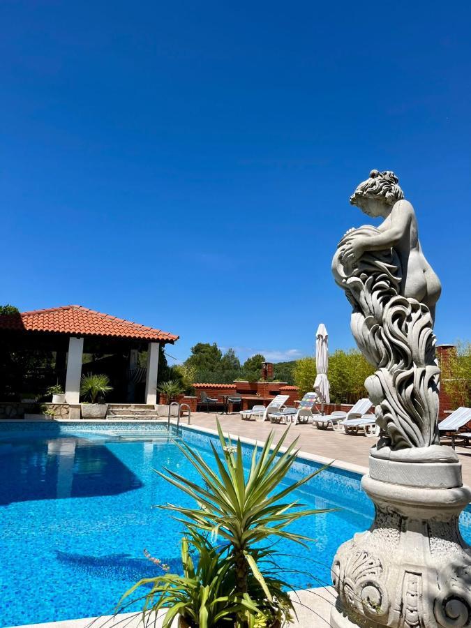 Apartment With Swimming Pool Jelsa  Exterior foto