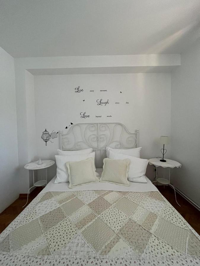Apartment With Swimming Pool Jelsa  Exterior foto