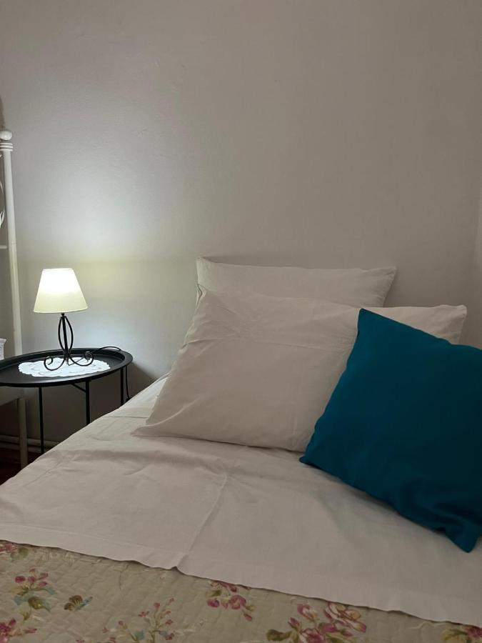 Apartment With Swimming Pool Jelsa  Exterior foto