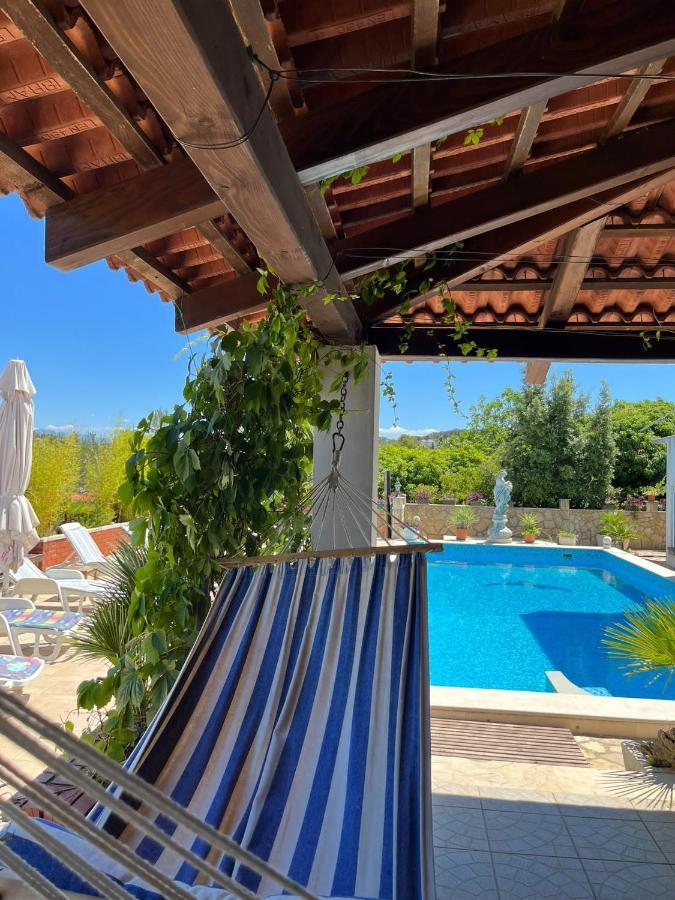 Apartment With Swimming Pool Jelsa  Exterior foto